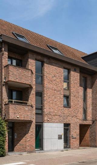 Voormalig bankgebouw met een solide betonconstructie (1991) en vergunde uitbouw (2002), inclusief omgevingsvergunning van 2026 voor de ontwikkeling naar 3 appartementen: <br />- Appartement 1: Niveau gelijkvloers; 3 slaapkamers 126,5 m² + tuin<br />- Appartement 2: Niveau +1; 2 slaapkamers 71,7m² + terras<br />- Appartement 3: Niveau +1; 1 slaapkamer 45,9 m² + terras<br />Te koop zijn het gelijkvloers en de eerste verdieping. Alle nutsvoorzieningen zijn aanwezig en individueel voorzien. Dankzij de centrale ligging, de beperkte mede-eigendom met slechts één andere eigenaar en de reeds verkregen vergunning biedt dit project een ideale opportuniteit voor ontwikkelaars en investeerders die snel aan de slag willen. EPC-label C. Inclusief 4 parkeerplaatsen.