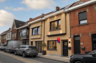 Stijlvolle en energiezuinige woning te koop!<br />Op afspraak via het nummer 0495 54 85 60<br /><br />Op zoek naar een instapklare woning, dan ben je bij deze gerenoveerde woning aan het juiste adres!<br />Voorbije jaren werd de woning grondig gerenoveerd:<br />- Nieuwe ramen + vliegenraam + rolluiken (vooraan elektrisch)<br />- Nieuwe voordeur en binnendeuren<br />- Vernieuwde sanitaire voorzieningen <br />- Elektriciteit conform<br />- Traprenovatie met verlichting via sensor<br />- Overal nieuwe vloer (tegels, parket (PVC), laminaat)<br />- Zonnig terras met cederhoud omheind en nieuwe XL tegel<br />- Grote keuken met Smeg fornuis, vaatwas en afgewerkt met Marokkaanse tegeltjes<br />- Heel ruime leefruimte en zithoek<br />- Eerste verdiep gestripte en vernieuwde badkamer met douche en bad, achterliggen een slaapkamer of een multifunctionele ruimte. Het dak van de badkamer werd vernieuwd en voorzien van veluxen<br />- Verder bevinden zich op verdiep 1+ nog twee slaapkamers.<br />- Het tweede verdiep is voorzien van een master slaapkamer met ingemaakte kasten<br />- 10 zonnepanelen met een thuisbatterij<br />- Geriefelijke kelder<br />+ nog veel meer te ontdekken, een bezoek waard!
