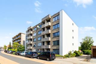 <p><span>Ruim 2-slaapkamer appartement in het centrum van Beveren</span></p><p><span> </span></p><p><span>Dit betreft een uitstekend gelegen appartement in het centrum van Beveren met 2 slaapkamers, balkon vooraan, ruim terras achteraan en grote gemeenschappelijke tuin. </span></p><p><span>Het appartement bevindt zich op de 4e verdieping in een rustige residentie op wandelafstand van alle faciliteiten, openbaar vervoer & scholen. </span></p><p><span>De centrale ligging, de gunstige EPC-score & de bewoonbare oppervlakte zijn slechts enkele van de vele troeven die dit appartement te bieden heeft. </span></p><p><span> </span></p><p><span>INDELING</span></p><p><span>Gemeenschappelijke inkomhal met trappenhal & lift. </span></p><p><span>Inkomhal met vestiaire. </span></p><p><span>Lichtrijke leefruimte met sierhaard. </span></p><p><span>Aparte keuken met aansluitend balkon. </span></p><p><span>Berging met voorzien voor oa. wasmachine. </span></p><p><span>Apart toilet. </span></p><p><span>Badkamer voorzien van een bad-douche combinatie, dubbel lavabomeubel & bidet, alsook aansluiting voor wasmachine. </span></p><p><span>Ruime slaapkamer (17m²) met aansluitend toegang tot het terras. </span></p><p><span>2e slaapkamer (9m²). </span></p><p><span>Zonnig terras dat binnenkort vernieuwd wordt (9m²).</span></p><p><span>Gemeenschappelijke tuin. </span></p><p><span> </span></p><p><span>EXTRA</span></p><p><span>Bouwjaar 1978. </span></p><p><span>In op te frissen doch instapklare staat. </span></p><p><span>CV op aardgas (HR ketel vernieuwd in 2018).</span></p><p><span>ALU dubbel glas. </span></p><p><span>Conforme elektrische keuring. </span></p><p><span>Zijgevel recent geïsoleerd. </span></p><p><span>Renovatie terrassen in opstart, voorschotten reeds betaald. </span></p><p><span>Lift aanwezig. </span></p><p><span>Uitstekend gelegen vlakbij het centrum. </span></p><p><span>Op wandelafstand van alle faciliteiten. </span></p><p><span>Gemeenschappelijke tuin. </span></p><p><span>Garage huren mogelijk aan overkant straat. </span></p><p><span> </span></p><p><span>EPC: 172 kWh/(m² jaar) - label B</span></p><p><span>Wg - Vg - Vv - Gvkr - Gmo </span></p>