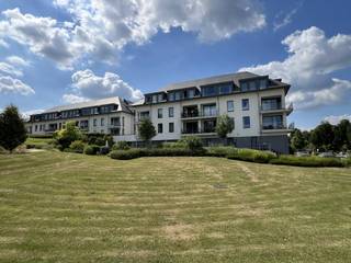 Ontdek dit prachtige appartement met één slaapkamer van ± 52 m², gelegen in de service-residentie Argenteuil op de gewilde Bella Vita-site, op...