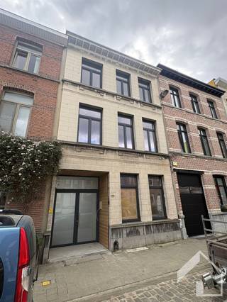 <p><span>Volledig gerenoveerd gelijkvloers appartement met tuin en atelier</span></p><p><span>In een verzorgd gebouw bevindt zich dit volledig gerenoveerde gelijkvloers appartement, ideaal voor wie op zoek is naar comfortabel wonen met een aangename buitenruimte en extra bergruimte.</span></p><p><span>Bij het betreden van het appartement komt u terecht in een fris en modern interieur, afgewerkt met oog voor kwaliteit en wooncomfort. Het appartement beschikt over een ruime slaapkamer en een aangename leefruimte die naadloos aansluit op de hedendaagse afwerking.</span></p><p><span>Een absolute troef is de volledig verharde privatieve tuin, waar u in alle rust kan genieten van het buitenleven. Achteraan biedt deze tuin rechtstreeks toegang tot een praktische zeer ruime opslagruimte of atelier, ideaal voor hobbyisten, extra stockage of het veilig opbergen van fietsen.</span></p><p><span>Verder beschikt het gebouw over een ruime gemeenschappelijke inkomhal, waar de mogelijkheid voorzien is om een elektrische fiets op te laden. Bovendien hoort bij het appartement een privatieve kelder, uitgerust met aansluitingen voor een wasmachine en droogkast.</span></p><p><span>De nutsvoorzieningen zijn praktisch geregeld: gas en elektriciteit worden apart afgerekend, terwijl het waterverbruik via de gemeenschappelijke kosten wordt verdeeld. Deze bedragen 50 euro per maand.</span></p><p><span>Dankzij de grondige renovatie, de praktische indeling en de extra buiten- en bergruimte is dit appartement een uitstekende keuze voor wie op zoek is naar een instapklare huurwoning met net dat tikkeltje meer.</span></p><p><span> </span></p><p><span>Schrijf u in op het bezoekmoment via onze website: www.immomk.be</span></p><p><span> </span></p>
