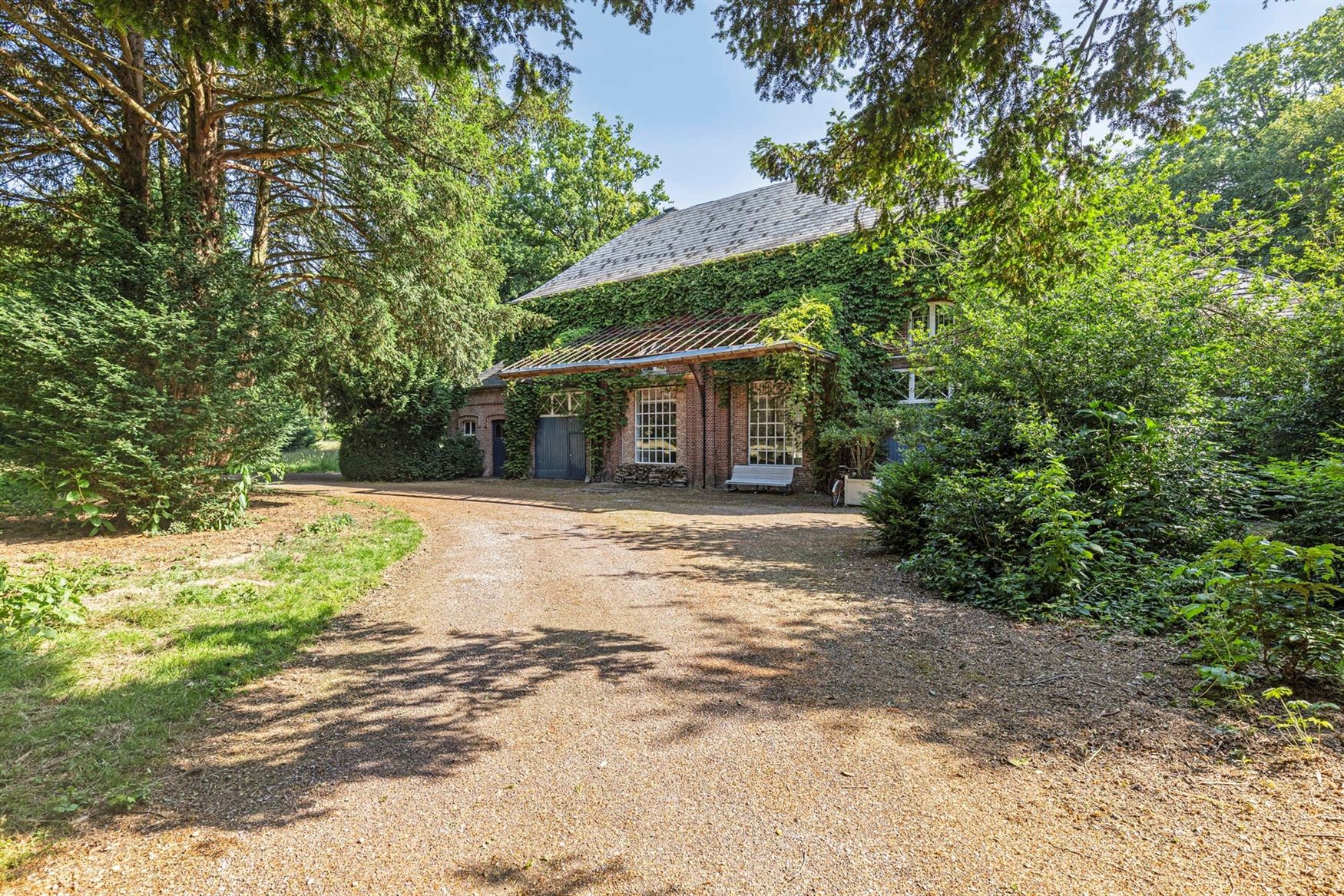 Uitzonderlijk koetshuis op kasteeldomein in Hansbeke, 487m² puur woongenot - foto 1