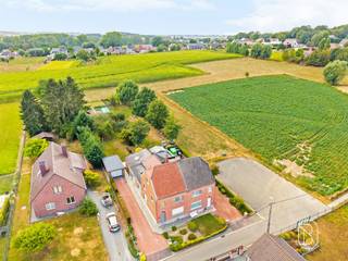 Charmante gezinswoning met grote tuin en prachtig open zicht in Lierde.Leuke gezinswoning op een prachtige, rustige ligging in het groene Lierde. De woning beschikt over 3 slaapkamers, een vernieuwde badkamer, een praktische keuken en een gezellige veranda. Buiten geniet je van een ruime tuin met tuinhuis, veel privacy en een prachtig panoramisch zicht over de omliggende weilanden.Dankzij het ruime perceel, de landelijke ligging en het aanwezige potentieel is dit een ideale woning voor wie rust, ruimte en comfort wil combineren, met alle voorzieningen binnen handbereik.Te koop bij Immo Beguin, met kantoren in Ronse, Waregem, Kortrijk, Lessines, Deinze, Doornik, Moeskroen en Nieuwpoort.Meer info of bezoek via info@immobeguin.be