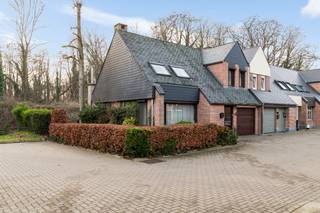 Uiterst gunstig gelegen woning in een doodlopende straat, er is geen doorgaand verkeer.  Ideale ligging voor gezin met kinderen!  Dit huis...