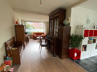 Ontdek deze volledig gerenoveerde charmante woning in een kindvriendelijke buurt. Een ideale gezinswoning voor wie een thuis zoekt in een rustige groene wijk vlakbij het centrum.
Met een uitstekende EPC-waarde van 107 combineert deze woning ruimte en energiezuinig comfort.
Dankzij de grote raampartijen, warme parketvloeren en het mooie uitzicht op voor- en achtertuin geniet je overal van een aangename lichte sfeer.
De inkomhal met gastentoilet brengt je naar een gezellige open keuken en een mooie leefruimte. Vanuit de goed ingerichte keuken heb je toegang tot de kelder en ruime garage met volop opbergmogelijkheden. Via de garage (met automatische poort) kom je in een aparte praktische wasplaats / technische ruimte met verbinding naar de achtertuin.
Op de eerste verdieping bevinden zich 3 slaapkamers (waarvan 2 met ingemaakte kasten) en een comfortabele badkamer met inloopdouche, lavabo en toilet.
Via een vaste trap bereik je de volledig afgewerkte zolder, perfect voor een hobbykamer of extra slaapkamer
Troeven:
- rustige kindvriendelijke ligging (lus straat) in de tuinwijk
- half open bebouwing met veel natuurlijke lichtinval
- uitstekende EPC-waarde van 107
- 3 tot 4 slaapkamers, waarvan 1 goed te gebruiken als bureauruimte
- volledig afgewerkte zolderverdieping, met vaste trap en aansluiting koud / warm water
- ruime geïsoleerde garage, ideaal voor extra bergruimte.
- aparte praktische wasplaats / technische werkruimte met toegang tot tuin
- voortuin en achtertuin (met serre) in een mooie groene omgeving
- regenwaterput met aansluiting op toilet en wasmachine
- centraal stofzuigsysteem
- automatische sun-screens
- zonnepanelen