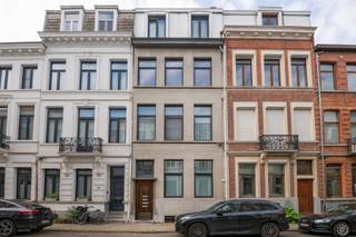 <p>Dit recent gerenoveerde appartement is gelegen op de tweede verdieping en beschikt over een verzorgde, moderne afwerking.</p>
<p>Aan de voorzijde bevindt zich de leefruimte met aansluitend een ruimte die kan worden ingericht als een bureauhoek of als kleine slaapkamer, afhankelijk van uw behoeften. Daarnaast is er een volwaardige tweede slaapkamer. Achteraan het appartement vindt u de volledig uitgeruste keuken en de badkamer, voorzien van een inloopdouche en een lavabomeubel. Aansluitend aan de badkamer bevindt zich een klein terras waar u rustig van de buitenlucht kunt genieten.</p>
<p>Het appartement is onmiddellijk beschikbaar. De gemeenschappelijke kosten bedragen € 25 per maand, met een bijkomend voorschot van € 30 per maand voor het water.</p>