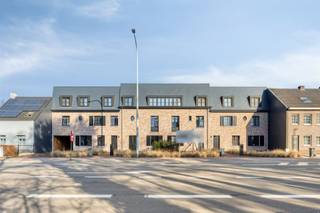 <p>Ontdek dit <strong>hoogwaardig afgewerkt nieuwbouwappartement</strong> in residentie Klaverhof, rustig gelegen nabij het centrum van Vosselaar en met vlotte verbindingen naar omliggende gemeenten.</p><p>Het appartement heeft een <strong>bewoonbare oppervlakte van 99,59 m² </strong>en beschikt over een <strong>ruim terras van 32,17 m²</strong>.</p><p>Bij het betreden van het appartement komt u in een ruime inkomhal met apart toilet. Van hieruit bereikt u de lichtrijke leefruimte, waar grote raampartijen zorgen voor een aangenaam zicht op de tuin en het terras. De open keuken sluit naadloos aan op de leefruimte en is volledig uitgerust met <strong>kwalitatieve toestellen</strong>, waaronder een inductiekookplaat, dampkap, vaatwasser, ingebouwde koelkast, combi-oven en lavabo. Verder beschikt de keuken over een aparte berging met aansluiting voor was- en droogmachine. Het appartement beschikt over <strong>twee slaapkamers</strong> en een <strong>stijlvolle badkamer</strong> voorzien van inloopdouche, ligbad en wasmeubel.</p><p>Mogelijkheid tot aankoop aan 6% btw-regeling (onder voorwaarden).</p><p>Extra:<br />- Energiezuinige nieuwbouw (E-peil < 40)<br />- Ventilatiesysteem D<br />- Vloerverwarming<br />- Aankoop van autostaanplaats en kelderberging verplicht!<br />- Prijs exclusief notariskosten en BTW! <br />- P-score A, G-score A <br />- Woongebied, Vg, Gvv, Gvkr, Gmo<br />- Niet opgenomen in het maatregelenregister</p><p>Dit appartement is momenteel <strong>verhuurd</strong>, wat het bijzonder interessant maakt voor <strong>investeerders</strong>.</p><p>Voor meer info ga naar www.coenenvastgoed.be of bel 03/375.82.92</p>