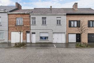 <p>Deze woning, gelegen op wandelafstand van de Markt, biedt een uitstekende opportuniteit voor wie op zoek is naar een eigendom die volledig naar eigen smaak kan worden ingericht. </p><p></p><p>Op het gelijkvloers begeeft u zich via inkomhal tot de woonkamer, eetkamer en keuken in aansluitend geheel, wat mogelijkheden biedt tot het creëren van een open en functionele leefruimte. En dit met zicht op een leuk stadstuintje. </p><p>Achteraan bevindt zich een badkamer met douche en apart toilet. Verder is er nog een ruime inpandige garage en bergplaats onder de trap. </p><p></p><p>Op het eerste verdiep bevinden zich 2 slaapkamers en extra kamer welke mogelijkheden biedt al extra douchekamer + toilet. </p><p>In het dakverdiep is er een 3de slaapkamer en nog een extra zolderkamer, ideaal als bergruimte. </p><p></p><p>De gunstig zuidwestgerichte tuin, zorgt voor privacy en aangename zonmomenten doorheen de dag.</p>