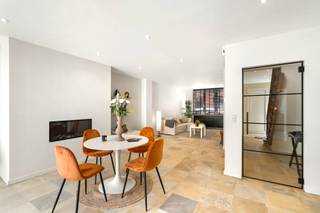 Goedgelegen op wandelafstand van het centrum: charmant gerenoveerde woning met 3 grote slk, en STADSTUIN. Kwalitatieve renovatie, met oog en...