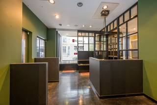 Dit authentieke handelspand met bovengelegen woonst is gelegen op een toplocatie in het bruisende centrum van Bree. <br />Bree geniet een prachtig historisch stadscentrum met aanwezigheid van verschillende florerende handels- en horecazaken, hierdoor is er veel bedrijvigheid aanwezig in het centrum. Tevens geniet dit pand een goede zicht locatie en zijn er staanplaatsen aanwezig in de straat waardoor klanten makkelijk kunnen binnen springen.<br /><br />Qua rendement geniet dit pand een 3.41% netto, berekend op de verhuur van de handelsruimte aan €2000p/m en het appartement aan de huidige huurprijs van €650p/m. Tevens kunt u beide huurprijzen nog verhogen.<br /><br />Momenteel is de handelszaak vrij van huurder en dus direct beschikbaar bij akte. Het pand biedt verschillende commerciële mogelijkheden zoals een restaurant, B&amp;B, kantoorruimte, enz.. Het bovenliggend appartement wordt momenteel verhuurd voor €650 per maand.<br /><br />De handelszaak geniet een oppervlakte van 838m² opgesplitst in handelszaak en magazijn. Het magazijn heeft een gelijkvloerse ruimte en een ruime bovenverdieping. Via Ter Rivierenwal heeft u ook een aparte toegang waardoor u het magazijn kunt splitsen van de handelszaak. Het magazijn is in het verleden ook verhuurd geweest als kantoorruimte en biedt verschillende mogelijkheden. Daarnaast is er nog een grote tuin aanwezig die uiterst geschikt is als terras voor horecazaken.<br />Voor wie het geheel te groot is kan men dus eenvoudig een opsplitsing maken en het apart verhuren. <br />Het bovenliggend appartement van 190m² is opgedeeld in 2 verdiepen en beschikt over maar liefst 4 slaapkamers, een badkamer, woonkamer en keuken met aansluitend een ruim zonneterras. Tevens is er ook nog een ruime zolder aanwezig en heeft het appartement een aparte inkom.<br /><br />Bijzondere kenmerken: <br />- EPC D<br />- 3.51% netto rendement bij verhuring van handelszaak en appartement <br />- Mogelijkheid tot terras voor restaurants <br />- Staanplaatsen in de straat aanwezig <br />- Charmante voorgevel en authentieke elementen doorheen het pand aanwezig<br />- ...