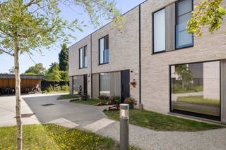 OPENDEURDAG op zaterdag 01/08/2026 tussen 9u en 12u!<br /><br />Deze recente, energiezuinige woning ligt in het pittoreske Stene-dorp te Oostende! <br />Deze ruime gezinswoning biedt alle comfort die je kan wensen. Je beschikt over drie gezellige slaapkamers, waarvan één zeer ruime slaapkamer, ideaal voor een gezin, met kinderen, een thuiskantoor of hobbyruimte. In de ruime woonkamer staat de volledig uitgeruste keuken centraal te pronken. Op die manier worden de zitruimte en eetplaats mooi van elkaar gescheiden. Vanuit de zithoek krijg je toegang tot de zonnige tuin met terras, perfect voor ontspannende avonden met familie of vrienden. <br />Er is eveneens een uitweg achteraan de tuin!<br />De moderne badkamer is voorzien van alle comfort. <br />Parkeren doe je op de privéparkeerplaatsen die inbegrepen zitten in de prijs, op die manier is je parkeerplaats verzekerd. <br />Gelegen in een rustige, maar centrale omgeving, geniet je van het beste wat Oostende te bieden heeft: winkels, scholen, openbaar vervoer en het sportpark 'de Schorre' liggen allemaal binnen handbereik.<br />Deze instapklare woning is met veel zorg afgewerkt en straalt een warme, uitnodigende sfeer uit. <br /><br />Dit is een unieke kans om te wonen in een hedendaagse woning die comfort, ruimte en een uitstekende ligging combineert. <br />Met zijn A-label is dit een woning dat klaar is voor de toekomst.<br />Aarzel niet om contact met ons op te nemen voor een bezichtiging! <br /><br />Meer informatie of een bezoek?<br />Mail naar kris.bauwens@albert.immo of bel 0470/51 04 09