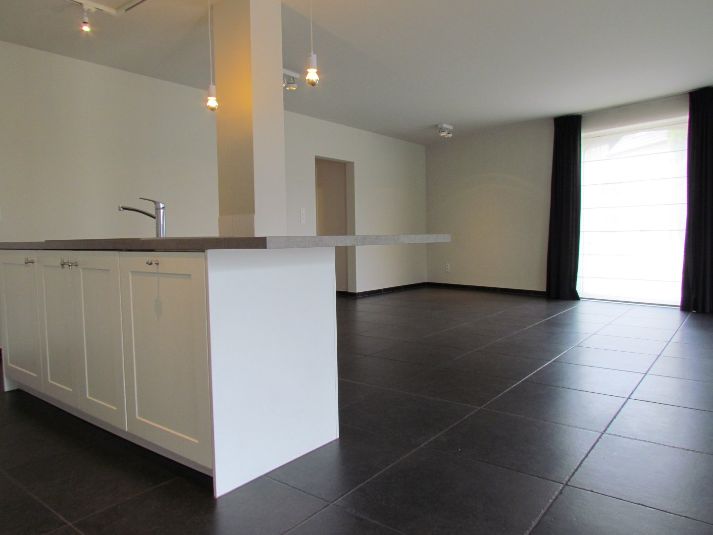 Ruim en lichtrijk gelijkvloers appartement van 133 m² met zuidgericht terras, tuintje en 2 autostaanplaatsen - foto 5