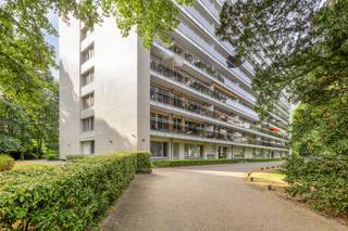 Indeling: <br />- inkomhal met ingemaakte vestiairekast <br />- lichtrijke leefruimte <br />- open keuken met aansluitende berging <br />- slaapkamer <br />- badkamer met lavabo, ligbad en toilet <br />- ruim terras met zonnetent <br />- kelderberging <br /><br />Troeven: <br />- veel lichtinval <br />- groen uitzicht <br />- Mobiscore 9,5/10 <br />- gunstig EPC <br />- conforme elektriciteit <br />- groot terras <br /><br />Ondergrondse autostaanplaats bij aan te kopen voor 18.000 euro. <br /><br />Het appartement wordt momenteel verhuurd. <br /><br />Bent u geïnteresseerd in dit appartement te koop te Berchem? Aarzel dan niet om contact met ons op te nemen. Wenst u uw eigendom ook te koop of te huur te stellen? We helpen u graag verder. Steeds tot uw dienst om u verder te helpen met al uw vragen over vastgoed! <br /><br />Bestuursmaatregelen in het maatregelenregister: nee<br /><br />Deze AI-visualisaties zijn bedoeld als inspiratie. Er werd geen rekening gehouden met technische specificaties, stedenbouwkundige voorschriften of de concrete mogelijkheden tot realisatie.