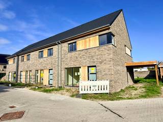 <p>Nog 7 energiezuinige woningen.<br /><br />Prijzen vanaf 317.000€ (excl. kosten) - 362.000€ (excl. kosten). Grond oppervlakte vanaf 139m2 - 364m2. <br /><br />Nog keuze uit halfopen tot gesloten bebouwing met 2 bouwlagen.<br /><br />Lot 2 - 5 volledig afgewerkt en klaar tegen eind dit jaar.<br /><br />Bijzondere aandacht gaat uit naar een veilige, groene en rustige leefomgeving.<br /><br />Bepaal zelf de finishing touch van jouw droomhuis, met inspraak in de afwerking.<br /><br />Ervaar de mogelijkheden in onze modelwoning, beschikbaar na afspraak.<br /><br />Meer informatie? <br />Info@yess-vastgoed.be - 050 / 33 59 03</p>