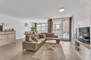 <p>Op zoek naar een<strong> energiezuinig (EPC-label A)</strong> en centraal gelegen appartement te Ninove? Dan is dit <strong>modern appartement op de eerste verdieping</strong> van een verzorgd gebouw uit <strong>2014</strong> precies wat u zoekt!</p><p>De ligging is hier de absolute troef: in de <strong>Onderwijslaan</strong>, pal in het centrum van Ninove, bevindt u zich <strong>op wandelafstand van het station, Ninia Shopping, openbaar vervoer, winkels, scholen en tal van andere voorzieningen.</strong></p><p>U komt het appartement binnen via <strong>de inkomhal </strong>en loopt zo door naar <strong>de lichtrijke woonkamer met een moderne open keuken</strong>. Verder vinden we de <strong>twee slaapkamers,</strong> <strong>een eigentijdse badkamer </strong>en <strong>een apart gastentoilet</strong>. Aansluitend aan de leefruimte bevindt zich nog <strong>het gezellig terras.</strong></p><p>Als extra pluspunt is een <strong>ondergrondse staanplaats</strong> inbegrepen in de prijs. <strong>Ook interessant als investering! </strong>Stedenbouwkundige inlichtingen in aanvraag.</p>