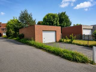 Bent u op zoek naar een woning met ruimte en vooral veel mogelijkheden? Deze verrassend ruime woning op een perceel van 390 m² biedt 183 m² bewoonbare oppervlakte (volgens EPC certificaat) en beschikt over een bijzonder interessant bestaand volume.<br /><br />De woning omvat onder meer een inkom, een karaktervolle leefruimte met "herenhuisallures", aanpalend een ruime en lichtrijke uitbouw (+/- 12m diep) met hoge plafonds en een mooi zicht op de tuin. Op de verdieping bevinden zich drie kamers. De zolder met vaste trap biedt bovendien nog potentieel voor het inrichten van een extra kamer. Tevens is er een kelder aanwezig.<br /><br />De bestaande uitbouw dateert uit het begin van de jaren ’90 en zorgt vandaag al voor een bijzonder ruime woonruimte. Een bijkomende uitbreiding is dan ook niet nodig. De basis en het volume van de woning zijn er.<br /><br />Achteraan beschikt de woning over een terras en een aangename, groene tuin. Een grote meerwaarde is de ruime garage van maar liefst (5,4 x 7,4 m), met voorliggende oprit. Hier is er voldoende plaats voor een wagen én tal van fietsen of andere spullen.<br /><br />De absolute troef? Het bestaande volume, de hoge plafonds en de vele mogelijkheden om dit pand opnieuw te transformeren tot een ruime en karaktervolle gezinswoning. De woning werd de voorbije 35 jaar gebruikt als kantoor en is vandaag toe aan een grondige opfrisbeurt.<br /><br />Ideaal voor de handige doe-het-zelver of renovatieliefhebber die graag de handen uit de mouwen steekt. De bestaande structuur en het ruime volume vormen een uitstekende basis om hier een eigentijdse woning met karakter van te maken.<br /><br />Een interessante opportuniteit voor wie op zoek is naar ruimte, karakter en ontwikkelingspotentieel in het hartje van Aalbeke, op korte afstand van Kortrijk.<br /><br />Interesse? Bel of mail Jasper: 0479/27 71 92 – Jasper@immopottelberg.be