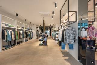 This commercial property enjoys an absolute prime location on Kustlaan 18, opposite the iconic Lichttorenplein - one of the most...