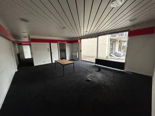 <p>Op een uitstekende locatie op Linkeroever, pal naast de Polikliniek van AZ Monica, bieden wij dit ruime commerciële gelijkvloers van ca. 140 m² te koop aan.<br />Het pand is momenteel leegstaand en dient opgefrist te worden, maar biedt dankzij zijn oppervlakte, indeling en ligging tal van mogelijkheden voor een praktijk, kantoor, dienstverlening of vrije beroepen.<br />De ligging is één van de grote troeven van dit pand. Het gelijkvloers bevindt zich op de Blancefloerlaan, in de onmiddellijke omgeving van AZ Monica – Polikliniek Blancefloer.<br />Het pand beschikt over een totale oppervlakte van ongeveer 140 m² en heeft een voorgevelbreedte van circa 6 meter.<br />Bijzonder interessant is de ruimere achterzijde van het pand, waardoor er verschillende indelingsmogelijkheden zijn. Mits opfrissing kan een functionele en moderne praktijk- of kantoorruimte worden gecreëerd met bijvoorbeeld meerdere kabinetten, een ontvangstruimte, wachtruimte en ondersteunende lokalen.<br />De ruimte biedt hierdoor mogelijkheden voor zowel één zelfstandige activiteit als een groepspraktijk met meerdere beroepsbeoefenaars.<br />Vermits dit handelsgelijkvloers samen met de aanpalende Polikliniek een aparte VME vormen en er geen gemeenschappelijke delen zijn, zijn er ook geen gemeenschappelijke kosten! Er is ook geen syndicus.</p>