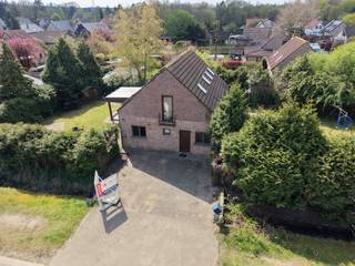 Op een boogscheut van het centrum van Sint-Job-in-'t-Goor vinden we deze ruime vrijstaande woning terug op een perceel van 882 vierkante meter in...