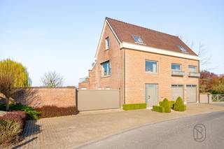Te koop: unieke eigendom met paardenstallen/loods op 3,38 hectare genietend van een prachtig zicht op de Vlaamse Ardennen. <br /><br />In het landelijke Melden bevindt zich deze woning met loods op een uitzonderlijke ligging. Maar liefst 3,38 hectare, met een prachtig panoramisch zicht over de Vlaamse Ardennen.<br /><br />Wat maakt dit pand uniek?<br />De woning beschikt over een bewoonbare oppervlakte van ca. 234 m². Het gelijkvloers biedt een ruime inkomhal die toegang geeft tot twee slaapkamers, een grote badkamer en een bijkomende douchekamer. Handige grote dubbele garage, berging en wasplaats. <br />Op de eerste verdieping bevinden zich de volledig ingerichte keuken, aansluitend op de woon- en eetkamer, die beide genieten van een uitzonderlijk verzicht. De tweede verdieping omvat een polyvalente ruimte die volledig naar eigen wens kan worden ingericht (extra slaapkamers). <br />Een bijzondere troef is de aanwezige lift, die alle verdiepingen met elkaar verbindt en extra comfort biedt.<br /><br />Buiten geniet je van een volledig aangelegde tuin met vijver, uitgestrekte weides en een bijgebouw van ca. 325 m². Eén van de weides is ingericht als buitenpiste, wat deze eigendom uitermate geschikt maakt voor paardenliefhebbers.<br /><br />De woning beschikt over een inpandige garage voor twee wagens, verwarming op stookolie, alu ramen met dubbele beglazing<br /><br />Voor wie is dit ideaal?<br />Ideaal voor natuurliefhebbers, paardenliefhebbers of wie op zoek is naar een ruime eigendom met land en bijgebouwen, in een uitzonderlijk kader met panoramisch uitzicht.<br /><br />Te koop via Immo Beguin, jouw vastgoedexpert sinds 2009, met kantoren in Ronse, Waregem, Kortrijk, Deinze, Doornik en Lessines.<br />Bezoek na afspraak met arne@immobeguin.be