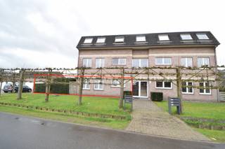 Gelijkvloers appartement, bouwjaar 1996, 2 slaapkamers met tuin en garage. Het appartement bestaat uit een leefruimte met eet- en zithoek en...