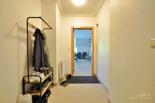 Aan de voet van het Kluisbos treffen we dit goed onderhouden appartement, op wandelafstand van de dorpskern van Ruien. Kortom, een ideale combinatie van rust en comfort.<br /><br />Dit appartement is gelegen op de tweede verdieping van een rustige residentie en is ingedeeld als volgt: we betreden het appartement via de inkomhal, aansluitend treffen we de bijzonder ruime woon- en leefruimte met geïnstalleerde open keuken en balkon. Verder is het appartement voorzien van een zeer ruime slaapkamer, technische berging, dressing en bureauhoek die tevens kan ingericht worden als bijkomende slaapkamer. De badkamer is uitgerust met een dubbele wastafel, een ligbad, een douche, aansluiting wasmachine en een apart toilet. <br /><br />Extra troef is dat er <strong>een garagebox</strong> met bergzolder is inbegrepen!<br /><br />Interesse? Contacteer Kyamo De Smet: 0479 06 13 71