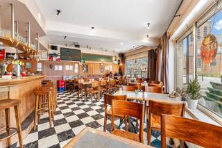 <p><span>Horeca pand met goede visibiliteit & ruim appartement gelegen op de markt van Beringen.</span></p><p><span> </span></p><p><span>Belangrijkste troeven: </span></p><p><span>- Horeca pand 200m²</span></p><p><span>- </span><span>Ruime inpandige garage </span></p><p><span>- </span><span>TOP locatie! </span></p><p><span>- </span><span>Ruim zicht over marktplein </span></p><p><span>- </span><span>Hoekpand met goede visibiliteit </span></p><p><span>- </span><span>Ruim terras </span></p><p><span>- </span><span>5 </span><span>slaapkamers </span></p><p><span> </span></p><p><span>Bekijk zeker ook de grondplannen met de afmetingen. Zo krijgt u van thuis uit al een perfect beeld van wat dit pand te bieden heeft! </span></p><p><span> </span></p><p><span>Wenst u meer info of een vrijblijvende bezichtiging, contacteer dan ons kantoor op het nummer 011 85 15 15 en wij helpen u graag verder. </span></p>