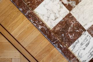 MATCHED: kevin@wellimmo.net voor meer info! De videotour, het grondplan, het gunstig EPC (B), het blanco asbestattest + elektrische keuring kan u alvast downloaden via de Wellimmo-site (‘documenten’)<br /><br />Instapklaar appartement van ca. 150 m² + terras 10m² op een groene toplocatie in Antwerpen-Centrum, pal aan het Albertpark.<br />Aan de voor- én achterzijde kijk je uit op groen, wat zorgt voor rust, veel licht en een heerlijk open gevoel, midden in de stad.<br />Het appartement ligt op de eerste verdieping en is gemakkelijk bereikbaar via de trap alsook via een conforme lift. De huidige eigenaar moderniseerde het appartement maar koos bewust voor het behoud van authentieke, uitgepuurde elementen. Dat maakt het geheel tijdloos en coherent, met het comfort en de beleving van een echte woning.<br /><br />De indeling is ruim en logisch. De riante leefruimte van ca. 50 m² op originele eiken visgraatparket kijkt mooi uit op het park en nodigt uit om te leven, te ontvangen en te genieten.<br /><br />De keuken met eetgelegenheid sluit mooi aan bij de leefruimte en versterkt het huiselijke karakter. Ze is uitgerust met kwaliteitstoestellen en originele elementen zoals het granito werkblad, de Bruynzeel keuken, en de originele tegelvloer werden  behouden om de charme van het appartement te bewaren.<br /><br />In de inkomhal vind je een vestiaire en een apart toilet. Via de nachthal kom je eerst langs een (derde) slaapkamer, ook ideaal als bureau of hobbyruimte. Verderop ligt de sfeervolle badkamer (ca. 6 m²) afgewerkt in prachtig natuursteen, met wastafel, ligbad en genoeg ruimte voor het plaatsen van een tweede toilet of douche.<br />Achteraan zijn er nog twee ruime slaapkamers, allebei met ingemaakte kasten, automatische rolluiken en toegang tot het zonnige terras van 8 m² waarop men rustig van de zon kan genieten. En dan komt de echte stadsbonus: vanop het terras waarop heb je via een trap rechtstreekse toegang tot de gemeenschappelijke parktuin, een zeldzame luxe. Een handige kelderberging is inbegrepen, fietsenberging kan gehuurd worden aan 15€/maand. Parking kan u huren via de stad Antwerpen in 'buurtparking Provinciehuis'.<br /><br />Een zeldzame combinatie van ruimte, groen en een echt woninggevoel op een absolute topligging in Antwerpen-Centrum.<br /><br />Voor meer info of een afspraak: 03/225.00.68 of info@wellimmo.net<br /><br /> 