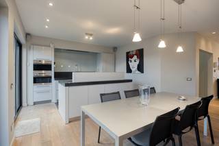 Ben je op zoek naar een ruim en kwalitatief afgewerkt duplexappartement in het centrum van Zwijndrecht?Dan is dit instapklare appartement, gelegen...