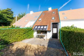 <p>Located on the peaceful and highly sought-after Ysermonde Domain, this charming house with garden enjoys an excellent location between Nieuwpoort-Bad and Nieuwpoort city centre. The beach and promenade, as well as the marina, restaurants and town centre, are all within easy walking or cycling distance.<br /><br />Partly in need of refreshing and partly of renovation, the property offers a bright and pleasant living area with a cosy sitting area, dining space, kitchen and storage room.<br /><br />The first floor comprises one bedroom and a bathroom with bathtub, washbasin and toilet. The second floor provides a second bedroom. The electrical installation is compliant with current regulations.<br /><br />The property features a south-east-facing garden, where you can fully enjoy the outdoor space and sunshine.<br /><br />In addition, the property comes with a private parking space on the domain (right of use), included in the asking price.<br /><br />Thanks to its excellent location and proximity to the beach, promenade, marina, restaurants and town centre, this property is particularly suitable as a second home or holiday home. Registration as a permanent residence is also permitted, making permanent occupancy possible as well.<br /><br />The property is sold furnished.<br /><br />A charming home in an excellent location in Nieuwpoort, offering a bright living space and sunny garden. An ideal base by the sea, with the added opportunity to modernise the property further according to your own taste.<br /><br />Would you like to view this property? Make an appointment today by calling 0469/155 155 or emailing info@vastgoednova.be.</p>