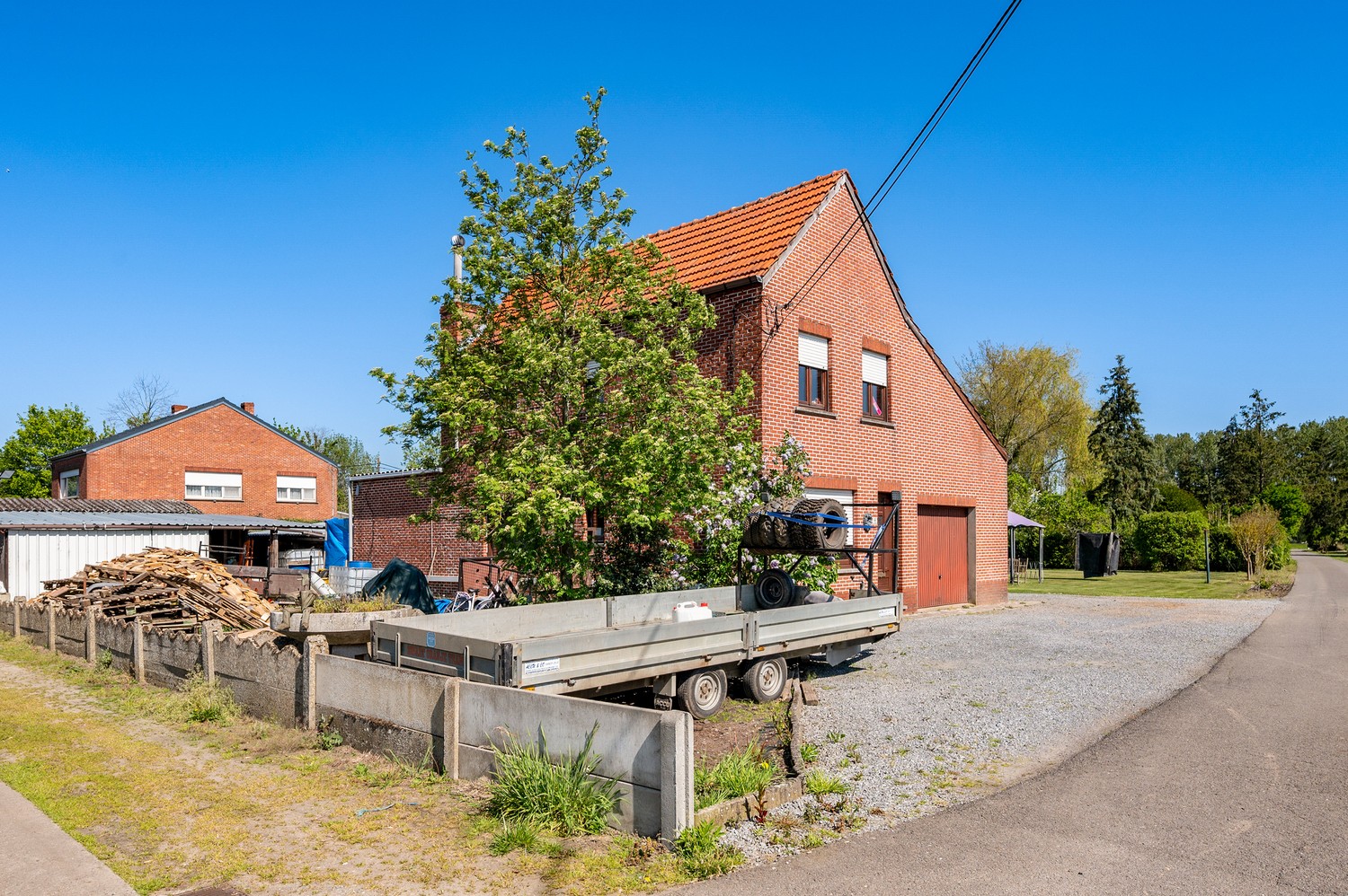 Open bebouwing met ruime tuin en tal van mogelijkheden - foto 1