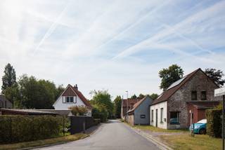 Deze charmante eigendom bevindt zich op een boogscheut van Gent, maar in een mooie groene setting. De binnen- en buitenring Drongen bevinden zich op minder dan een kilometer van de woning waardoor een vlotte verbinding naar Gent, de E40 en de E17 gegarandeerd zijn, maar het Bufferbos en Landschapspark 'Groene Velden' vormen een natuurlijke groene gordel om de woning heen. Het huis dateert van 1955, heeft een sterke bouwstructuur en een karakteristiek uitzicht. De woning dient gerenoveerd te worden naar hedendaagse normen maar biedt een ideale basis om op verder te bouwen. De indeling is vandaag compact, maar de staat van onderhoud is goed. Er is een inkomhal met trap, eetplaats, woonkamer, keuken, badkamer, veranda en een apart toilet. Boven zijn er 2 slaapkamers, een toilet op de nachthal en extra bergruimte. De tuin is feeëriek aangelegd met perken en paden, beelden en prieeltjes, een vijvertje en enkele tuinhuisjes. Er is een aparte houten garage en een carport naast de woning. Het perceel is afgesloten met een bekaertdraad, een poort en met enkele mooie hagen en leent zich perfect voor een (moderne) uitbreiding van de woning waarbij nog steeds voldoende tuinzone kan behouden worden. Deze eigendom heeft een erg leuke locatie met een ideale verbinding naar Gent, perfect voor mensen die op zoek zijn om hun eigen creatie te combineren met een karaktervolle woning! Meer info: 0485/321.842