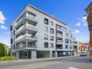 Deze KANTOOR/HANDELSRUIMTE ligt op de Kempische Steenweg op de hoek met de Vaartstraat die uitmondt aan de Blauwe Boulevard, de nieuwe...