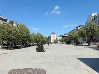 Bent u op zoek naar een ruim appartement op een toplocatie in Gent? Droomt u ervan dagelijks te genieten van een prachtig uitzicht op de Kouter? Dan is dit appartement zeker een bezoek waard.<br /><br />Het appartement gelegen op de derde verdieping beschikt over twee ruime slaapkamers, een lichtrijke en royale leefruimte, een volledig geïnstalleerde keuken, een badkamer en een terras. Dankzij de stijlvolle afwerking en de correcte staat van onderhoud biedt deze woning een bijzonder comfortabele woonervaring.<br />Daarnaast is er de mogelijkheid om een ondergrondse parkeerplaats bij te huren. Dit is echter volledig vrijblijvend.<br />Het gebouw is goed beveiligd en heeft een aangename vernieuwde inkom, u heeft ook een kelder ter uw beschikking.<br /><br />Wenst u meer informatie of een bezoek ter plaatse te plannen? Neem dan contact op met ons kantoor of stuur een e-mail naar office@save-invest.be.<br />Mis deze unieke kans op een van de mooiste locaties van Gent niet!