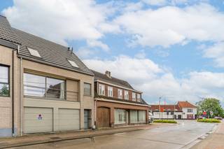 <p><strong>Recent en energiezuinig duplex appartement met ruim terras en garage – geen gemeenschappelijke kosten</strong></p>
<p>Op zoek naar comfortabel en energiezuinig wonen? Dit recent duplex appartement combineert ruimte, comfort en een uitstekende energieprestatie. Het appartement beschikt over een lichtrijke leefruimte, een volledig ingerichte keuken, twee ruime slaapkamers en een aparte dressing die voor extra bergruimte zorgt.</p>
<p>Het grote terras vormt een aangename verlenging van de leefruimte en biedt voldoende ruimte om buiten te ontspannen. Daarnaast beschikt het appartement over een inpandige garage, wat zorgt voor extra comfort en veilige parkeergelegenheid.</p>
<p>Dankzij de recente bouw en de energiezuinige voorzieningen geniet u bovendien van een laag energieverbruik en een aangenaam wooncomfort het hele jaar door. <strong>Een extra troef is dat er geen gemeenschappelijke kosten zijn, wat de maandelijkse woonkosten aanzienlijk beperkt.</strong></p>
<p>Een verzorgd appartement met alle troeven voor wie ruim, comfortabel én energiezuinig wil wonen.</p>