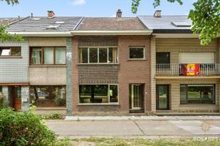 Visite mardi 28/07 et mercredi 29/07<br />Inscrivez-vous sur www.polares.eu<br /><br />Vous cherchez une maison que vous pouvez rénover selon vos goûts ? Alors cette maison mitoyenne, située dans une rue calme à Wijgmaal, vaut vraiment le détour. Avec une surface habitable de 180 m² (selon le PEB), quatre chambres, un garage et un grenier avec potentiel d'extension, cette maison est la base idéale pour une maison familiale confortable.<br /><br />Vous entrez dans le salon confortable par le hall d'entrée, qui est connecté à la cuisine. À l'arrière se trouvent la salle de bains et une véranda, qui fait la transition agréable vers l'extérieur. Le garage est également accessible depuis le jardin et offre non seulement un espace de stationnement, mais aussi un espace de stockage supplémentaire.<br /><br />Au premier étage, il y a trois chambres à coucher complètes et une quatrième, plus petite, qui peut parfaitement servir de chambre de bébé, de bureau ou de dressing.<br /><br />Le grenier offre des possibilités supplémentaires pour créer de l'espace de vie supplémentaire, en fonction de vos souhaits et de vos plans de rénovation.<br /><br />La maison a été construite en 1970, dispose du chauffage central au mazout et a obtenu une étiquette PEB C, ce qui offre une base intéressante pour d'autres améliorations énergétiques sans obligation de rénovation immédiate.<br /><br />Vous cherchez une maison que vous pouvez finir entièrement selon votre propre style et vos souhaits, dans un endroit calme près de toutes les commodités ? Contactez Marijke au 0499/80.70.81 ou marijke@polares.eu