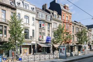 <p><span>CENTRE DE GAND - Studio prêt à emménager, situé entre la gare de Sint-Pieters et le centre de Gand.</span></p><p><span> </span></p><p><span>Situé au deuxième étage de cette maison de ville, ce studio offre la possibilité d'aménager un coin nuit séparé, à proximité de la gare de Gand-Saint-Pierre.</span></p><p><span>Idéal comme premier logement ou comme investissement, il bénéficie d'un accès facile au centre-ville, aux campus universitaires et aux axes routiers principaux.</span></p><p><span> </span></p><p><span>Les principaux atouts en bref : </span></p><ul><li><span>Situation centrale à Gand avec un accès facile </span></li><li><span>À quelques pas de la gare de Gand-Saint-Pierre et du parc de la Citadelle</span></li><li><span>Idéal comme investissement ou pour y vivre soi-même</span></li><li><span>Possibilité d'acheter un débarras en sous-sol</span></li><li><span>Bonne performance énergétique (PEP B) et installation électrique conforme</span></li><li><span>À proximité des axes routiers, des transports en commun et des écoles</span></li></ul><p><span> </span></p><p><span>Agencement :</span></p><p><span>Hall d'entrée, cuisine donnant directement sur la salle d'eau, espace de vie ouvert avec possibilité d'aménager un coin chambre séparé</span></p><p><span> </span></p><p><span>Important</span><span>:</span></p><p><span>Prix indicatif : 235 000 euros</span></p><p><span>Prix hors droits d'enregistrement et quote-part dans l'acte de base</span></p><p><span>PEP : 164 kWh/m² par an</span></p><p><span> </span></p><p><span>Intéressé ? Contactez l'agence immobilière Axel Lenaerts pour plus d'informations ou pour organiser une visite sur place au </span><span>09 245 24 24</span>,<span> ou zoe@axellenaerts.be</span></p><p><span> </span></p>