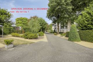 OPEN HUIS ZATERDAG 6 DECEMBER van 10u tot 11u ! In dit prachtige parkdomein, helemaal in het groen en toch overal vlakbij, wil je wonen: vlakbij de winkelstraten, het Stadspark, de ring, Carrefour, ziekenhuis ... alles op loopafstand ! Echt een topligging! Het appartement valt onmiddellijk op door zijn bijzondere architectuur en indelling: vooral de woonkamer met vide / mezzanine en veel lichtinval geven je onmiddellijk een geweldig gevoel van ruimte. De woonkamer heeft een mooie parketvloer en moderne, vaste kasten. De mezzanine is ideaal als lees-/tv-hoek, bureelruimte (thuiswerk!), cosy lounge ruimte, hobbyruimte, logeerruimte ... Aansluitend aan de woonkamer: ruime zuidwestgericht terras om van de middag- en avondzon te genieten. De keuken is volledig ingericht met kookplaat, vaatwasser, koelkast en diepvriezer, combi-oven en heeft een granieten werkblad en veel kastruimte. Aansluitend aan de keuken is er een ruime berging / wasplaats. Verder nog 2 slaapkamers, met aansluitend een oostgericht terras, ideaal om in de ochtendzon te ontbijten bv, en een praktisch ingedeelde badkamer met douche én bad en een tweede toilet. Inkom met gastentoilet. Het appartement is gelegen in een zeer net gebouw, op een mooi omheind domein. Garage op het terrein verplicht bij aan te kopen aan € 20.000. - Niet gelegen in een overstromingsgebied - P-score: D, G-score: C