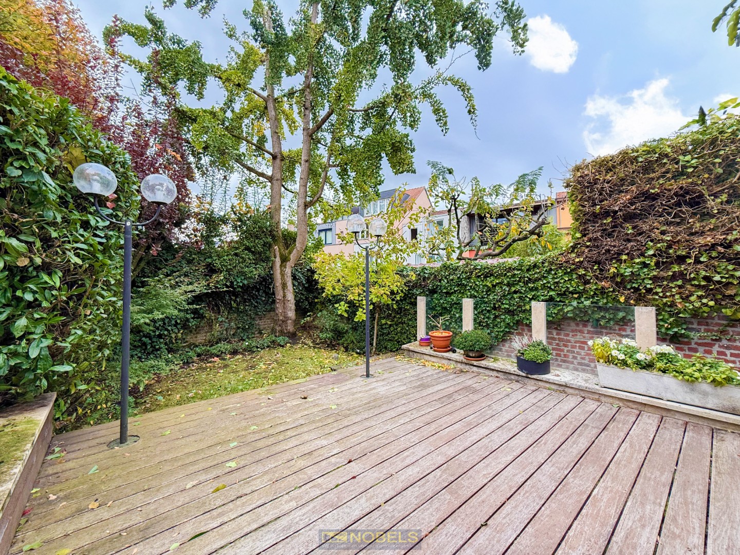 For sale, elegant townhouse of timeless grandeur with marble accents - photo 2