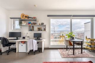 <p><span>Deze ruime penthouse studentenkamer is gelegen op de hoogste verdieping van een recent gebouw (bj 2013) op de Italiëlei, vlakbij Campus Noord van de AP Hogeschool en op wandelafstand van de Universiteit Antwerpen. </span></p><p><span> </span></p><p><span>De kamer is volledig bemeubeld en beschikt over een eigen badkamer met douche, lavabo en toilet. Daarnaast is er een aangenaam terras met oostelijke oriëntatie. </span></p><p><span> </span></p><p><span>In het gebouw zijn er meerdere gemeenschappelijke keukens en een grote gemeenschappelijke fietsenstalling. </span></p><p><span> </span></p><p><span>Momenteel is de kamer verhuurd tem 31 augustus 2025. </span></p>