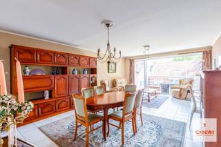Dit appartement is gelegen in het <strong>centrum van Mariakerke</strong>, op wandelafstand van het openbaar vervoer, winkels, scholen en de groenpolen van Mariakerke.<br /><br />De indeling van het appartement is als volgt: een inkomhal die toegang biedt tot een apart toilet, een <strong>badkamer met ligbad</strong>, een berging met aansluiting voor een wasmachine. Een <strong>ruime en lichtrijke leefruimte</strong> met een <strong>open keuken</strong> en balkon, een slaapkamer met dressing.<br /><br />Bij het appartement horen ook een <strong>staanplaats in de ondergrondse garage</strong> en een <strong>kelderberging</strong>.<br /><br />Wenst u dit appartement graag te bezoeken? Contacteer Olivier via <strong>0491 50 71 25 of olivier@convas.be</strong><br />