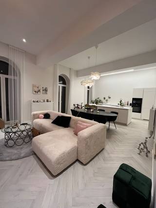 LIGGING:- Oud fabriekspand met karakteristieken hoge plafonds, dikke isolerende muren, boogramen en balken.- Meteen aan fiets- en wandelpad langs...