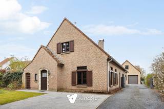 <p><span>Perfect onderhouden woning met 6 slaapkamers en werkhuis/garage in groene omgeving te Viversel (HeusdenZolder).</span></p><p><span> </span></p><p><span>Belangrijkste troeven: </span></p><p><span>- Centrale ligging</span></p><p><span>- Kwalitatief afgewerkt</span></p><p><span>- Uitstekend onderhouden</span></p><p><span>- 6 slaapkamers</span></p><p><span>- Volledig aangelegde tuin</span></p><p><span>- Groene omgeving</span></p><p><span>- Garage/ werkhuis van 60m² + kelder en zolder</span></p><p><span>- Zonnepanelen</span></p><p><span> </span></p><p><span>Bekijk zeker ook de foto's en de grondplannen met de afmetingen. Zo krijgt u van thuis uit al een perfect beeld van wat deze woning te bieden heeft!</span></p><p><span> </span></p><p><span>Wenst u meer info of een vrijblijvende bezichtiging, contacteer dan ons kantoor op het nummer 011 85 15 15 en wij helpen u graag verder. </span></p>