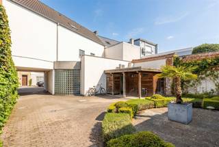 <p><span>Welkom in de Jozef Buyssestraat te Wetteren, waar wonen en werken perfect gecombineerd kunnen worden. Deze veelzijdige eigendom biedt aan de straatzijde een ruime praktijkruimte met meerdere loketten en polyvalente ruimtes, momenteel verhuurd – ideaal als investering of voor vrij beroep.</span></p><p><span> </span></p><p><span>Achteraan bevindt zich de prachtig afgewerkte woning, gekenmerkt door een overvloed aan natuurlijk licht en een doordachte indeling.</span></p><p><span> </span></p><p><span>De woning heeft volgende indeling: inkomhal met apart toilet, grote lichtrijke trappenhal, eerste slaapkamer en badkamer op het gelijkvloers. Een langwerpige leefruimte met zithoek en living. Deze staat in verbinding met de volledig uitgeruste keuken. Naastliggend is een grote bergruimte aanwezig. Op de eerste verdieping zijn er 2 grote kamers en een tweede badkamer beschikbaar. Meer bergruimte is aanwezig in de kelder. </span></p><p><span> </span></p><p><span>Extern beschikt deze woning over meerdere parkeerplekken vooraan, een externe aansluitende garage, en voornamelijk een super leuke stadstuin met ingebouwd verwarmd zwembad. Hier kan je volledig tot rust komen en ontsnappen van het drukke leven. </span></p><p><span> </span></p><p><span>Zowel als eigen bewoning, investering, combinatie tussen woon/werk of meer is dit pand een absolute topper. </span></p><p><span> </span></p><p><span>EPC: 169 kWh/m²jaar – Label B</span></p><p><span>Cv op stookolie</span></p><p><span>Asbestveilig</span></p><p><span>Zonnepanelen aanwezig</span></p><p><span> </span></p><p><span>Interesse om het potentieel van dit pand te komen ontdekken? Contacteer Quinten van Immo Zone op 0485/02.48.04 of per mail op <span>quinten@immo-zone.be</span></span><span> </span></p><p><span> </span></p>