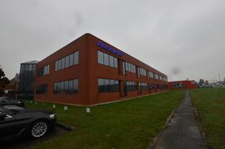 Kantoren en magazijnruimte te huur in Zaventem. Het pand is ideaal gelegen en makkelijk bereikbaar met de wagen. Verschillende kantoorunits beschikbaar die gekoppeld kunnen worden aan de opslagruimte. Voldoende parking en mogelijkheid tot visibiliteit langs de Leuvensesteenweg.