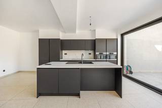 Ben je op zoek naar een comfortabel en energiezuinig appartement van ±100m² en een privatieve tuin van ±200m² op een toplocatie? Deze gloednieuwe (2022) gelijkvloerse woning met 1-slaapkamer in de rustige Veldstraat te Sint-Niklaas biedt alles wat je zoekt!<br />Hoogtepunten:
<ul>
	<li><span>Nieuwbouw (2022): modern en klaar voor jaren woonplezier</span></li>
	<li><span>Licht en ruim: grote schuiframen zorgen voor overvloedig daglicht en een gezellige sfeer</span></li>
	<li><span>Grote tuin van maar liefst 200m²: ideaal voor buitenactiviteiten, tuinieren of ontspannen in de zon</span></li>
	<li><span>Energiezuinig: EPC-score van slechts 32 kWh, voorzien van zonnepanelen en waterpomp voor een lage energiefactuur</span></li>
	<li><span>Kleinschalig gebouw: slechts drie appartementen, voor een rustige en gezellige woonomgeving</span></li>
	<li><span>Perfecte ligging: rustig maar centraal, op wandelafstand van winkels, openbaar vervoer en alle voorzieningen in Sint-Niklaas</span></li>
</ul>
Dit appartement combineert comfort, duurzaamheid en een prachtige locatie. Aarzel niet en maak snel een afspraak voor een bezichtiging!<br />Neem contact met ons op via 0483/577.279<br /> 