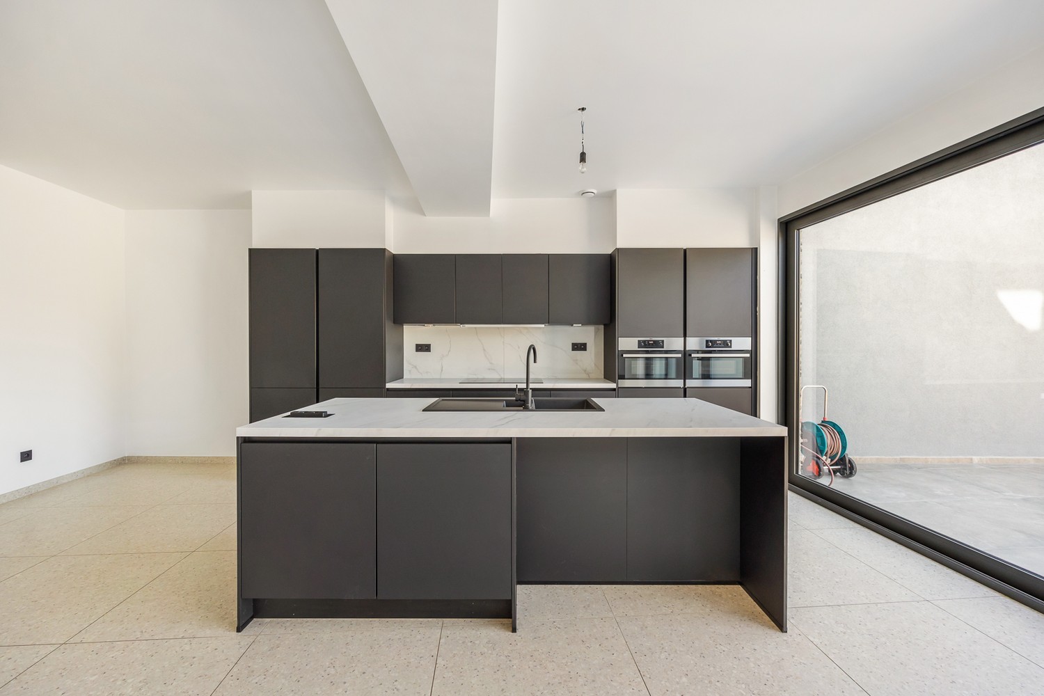 Modern gelijkvloers appartement met een zeer grote tuin (±200m²)  in hartje Sint-Niklaas! - photo 3