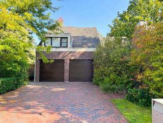 <p><span>Ruime en charmante woning op toplocatie in Mol</span></p><p><span>Deze ruime en charmante woning is rustig gelegen, maar toch op wandelafstand van het centrum van Mol. </span></p><p><span>De woning combineert een aangename leefomgeving met een praktische indeling en een ruime tuin, omgeven door groen en natuur.</span></p><p><span> </span></p><p><span>De woning omvat een inkomhal met vestiaire en gastentoilet, een volledig uitgeruste open keuken met praktische berging naast de keuken, een ruime leefruimte met open haard en een bureauruimte. </span></p><p><span>Daarnaast is er een dubbele garage met extra bergruimte.</span></p><p><span> </span></p><p><span>Op de eerste verdieping bevinden zich vier volwaardige slaapkamers en een badkamer met ligbad.</span></p><p><span>Een zolderruimte is ook aanwezig. </span></p><p><span> </span></p><p><span>De ruime tuin biedt volop rust en privacy en sluit prachtig aan bij de omliggende natuur. </span></p><p><span>Een ideale gezinswoning voor wie comfortabel en rustig wil wonen, zonder het centrum te moeten missen.</span></p>