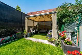 Info: dries.v@weinvest.be of 0471 682 737 <br /><br />✨ Eengezinswoning in goede staat – Klaar om u te verwelkomen! <br /><br />✨ Dit goed onderhouden rijtjeshuis beschikt over ruime kamers en een gezellige buitenruimte, ideaal voor een gezin.  <br /><br />De begane grond bestaat uit een hal, een woonkamer, een eetkamer en een ingerichte keuken. <br />Aan de achterzijde bevinden zich een bijkeuken en een eerste doucheruimte met toilet.  <br /><br />Op de eerste verdieping bevinden zich twee slaapkamers (15 en 16 m²) en een tweede doucheruimte met toilet. <br /><br />De tweede verdieping omvat nog twee slaapkamers (16 m² en 8 m²) 🛏️. Een zolder van 23 m² maakt het geheel compleet.  <br /><br />Buiten beschikt het huis over een tuin van 62 m² op het noordwesten 🌳.  💼 Een ruime, instapklare woning in Ganshoren!  <br /><br />Energieprestatiecertificaat (PEB): G - CO₂: 77 kg/(m²·jaar) - 388 [kWhEP/(m²·jaar)]<br /><br />Elektrische installatie voldoet aan de voorschriften! <br /><br />📍 Wacht niet langer – plan vandaag nog een bezichtiging! - Bekijk alle details over deze woning op de website www.weinvest.be