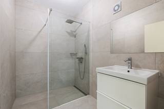<p>Te koop: vernieuwd appartement in de Slachtersstraat, centraal gelegen in een kleine residentie in Oostende.</p>

<p> </p>

<p>Dit instapklaar appartement combineert een frisse afwerking met een praktische indeling. Dankzij de drie slaapkamers is het ideaal voor gezinnen of wie extra ruimte zoekt. De ligging in een kleinschalige residentie zorgt voor rust, terwijl winkels, openbaar vervoer en het stadscentrum op korte afstand bereikbaar zijn.</p>

<p> </p>

<p>Belangrijkste ruimtes:<br />• Woonkamer met veel lichtinval<br />• Keuken met gasfornuis<br />• Drie slaapkamers met voldoende ruimte of voor een bureau<br />• Badkamer met inloopdouche<br />• Apart toilet<br />• Berging voor extra opslag<br />• Terras voor buitenmomenten<br />• Parkeerplaats</p>

<p> </p>

<p>Troeven:<br />• Vernieuwd appartement met instapklare afwerking<br />• Drie volwaardige slaapkamers<br />• Centraal gelegen in een kleine residentie</p>

<p> </p>

<p>Een extra troef is de optie om een aparte autostaanplaats bij te kopen. Zo kan u altijd uw wagen kwijt en is alles vlot bereikbaar.</p>

<p> </p>

<p>Neem vandaag nog contact op met je ERA-makelaar voor een bezoek.<br />JOUW DROOMAPPARTEMENT. ZO GEVONDEN!</p>